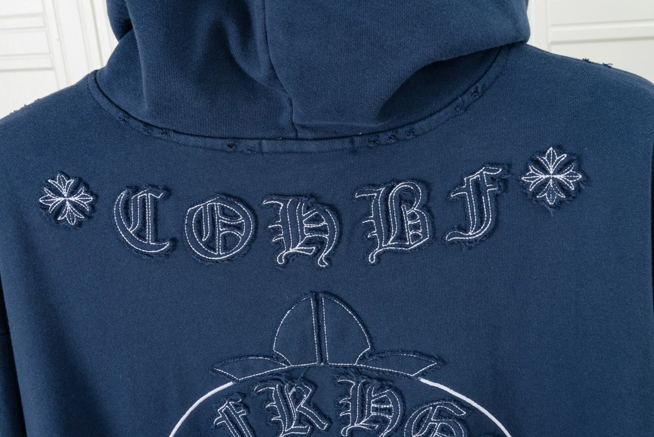 P320 𝗖𝗵𝗿𝗼𝗺𝗲 𝗛𝗲𝗮𝗿𝘁𝘀/Cro Heart 2025 Cross Patch Embroidery Summer New Original Single Counter American Acid Washed Distressed Laser Burnt Patch Embroidery Couple Casual Hooded Sweatshirt Customized fabric 440g tripe terry fabric! American acid-washed and distressed original fabric laser burnt ✟appliqué embroidery and exquisite embroidery of letters! The best-selling model at the counter. It is very comfortable to wear. It is low-key yet luxurious. It is very classy when worn. The large size and tailoring are needless to say. The upper body is exquisite and vivid. 👍High-end first-class materials. A truly palace-level product. The cotton from Turkey is of outstanding quality. After heavy washing, the clothes are very soft! Not picky, the upper body is absolutely stylish and extremely luxurious. Auxiliary materials: The original model has been authenticated and labeled ➕100% silk washed with water label. Genuine purchase-grade original hangtag➕matching hanging rope➕3D hanging beads➕original packaging bag. Craftsmanship: The original version has consistent wiring! The highest version of the armhole matching technique! Countless times of pattern making to 100% restore the original appearance! The correct version is the same for men and women, super eye-catching, super good-looking, and super atmospheric! Color: white, washed black, washed blue Size: XS-L